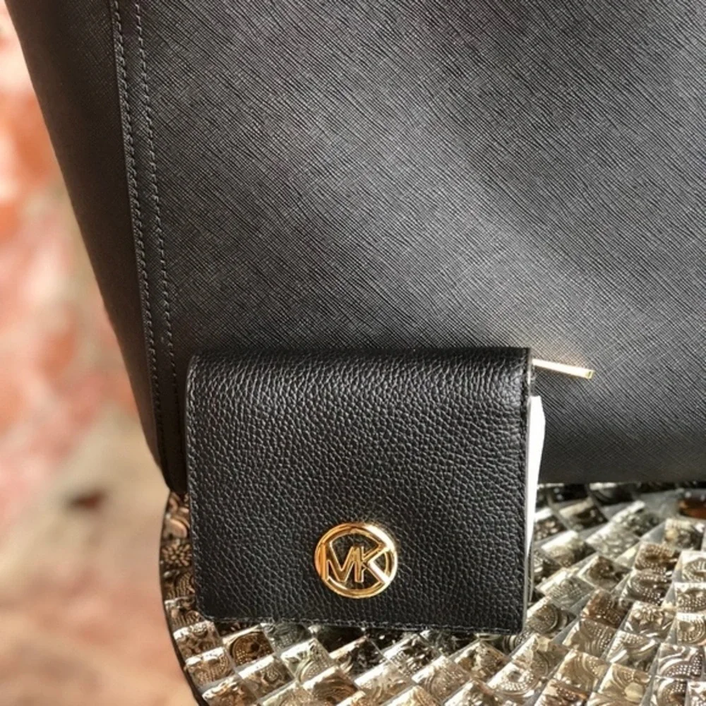 Michael kors Double handle large tote+ wallet set